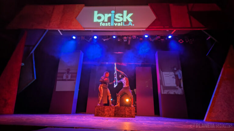 Dos actores en el teatro en el Brisk Festival LA 2023
